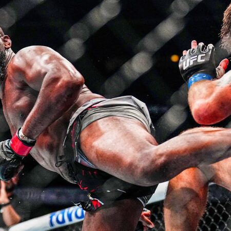 Джон Джонс наблюдает, как 46-летняя легенда UFC Андрей Арловский одерживает брутальную победу после трехлетнего перерыва