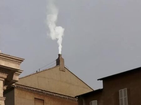 Гауфф и Швентек заинтригованы моментом белого дыма в Ватикане