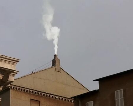 Гауфф и Швентек заинтригованы моментом белого дыма в Ватикане