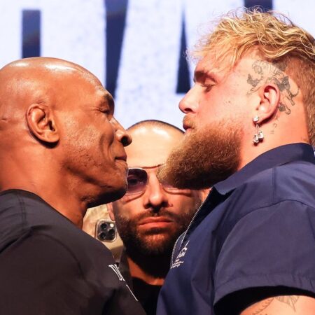 Дана Уайт посмеялся, когда легенда UFC применил «гильотину» против Джейка Пола во время боксерского боя