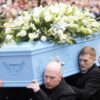 Тысячи поклонников собрались на похоронах Рикки Хаттона, скандируя «Есть только один Рикки Хаттон!»