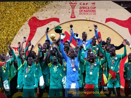 Сенегал обостряет спор вокруг Кубка Африки, демонстрируя трофей в Париже